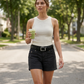 Pantalones cortos elásticos informales para mujer con bolsillos utilitarios.